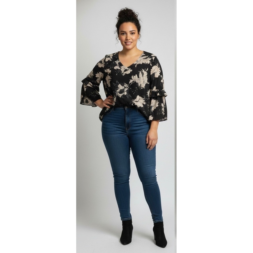 Loveriche Women's Plus Size 1X Black Floral Top Bell Sleeve‎ Detail